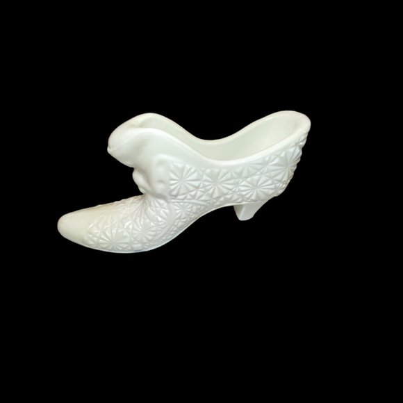 Vintage White Milk Glass Victorian Style Shoe Figurine Collectible - Picture 5 of 5